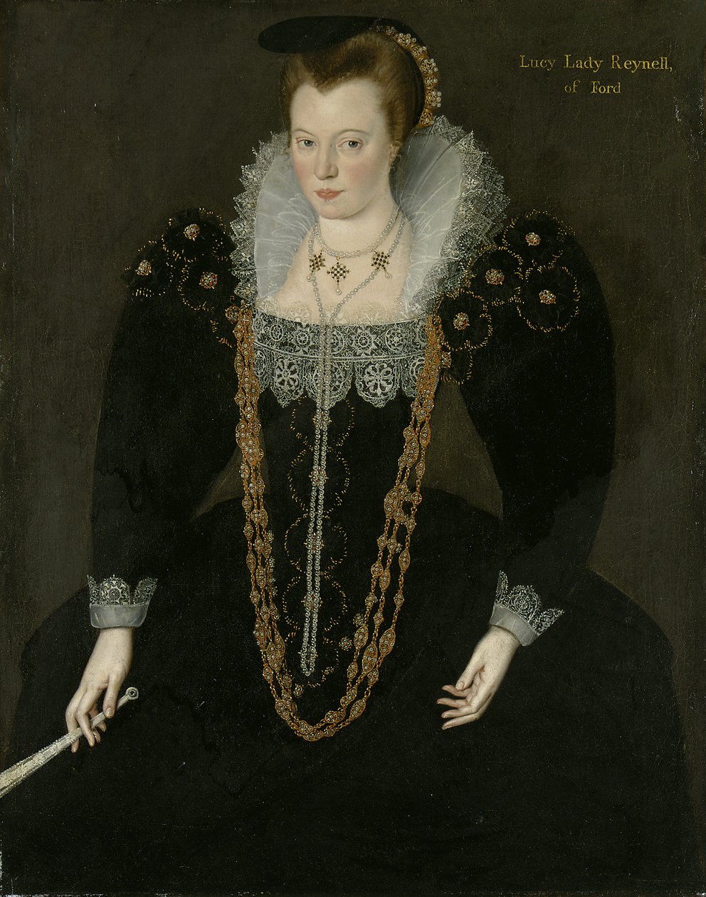 Porträtt av Lucy, Lady Reynell från Ford, trekvartslång, i en mörk klänning med vit spetskrage och guld- och pärlhalsband, med en solfjäder i sin högra hand med identifierande inskription av Marcus the Younger Gheeraerts