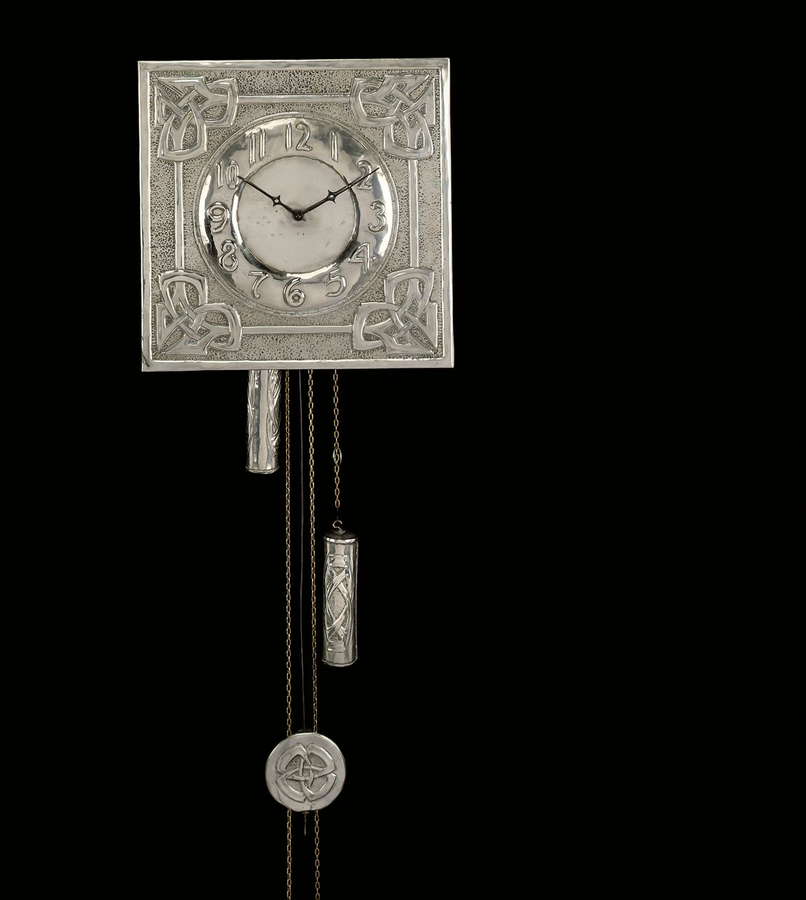 Väggklocka, ca 1910 (nickelpläterad med repoussé keltisk entrelac-design) av Margaret Gilmour