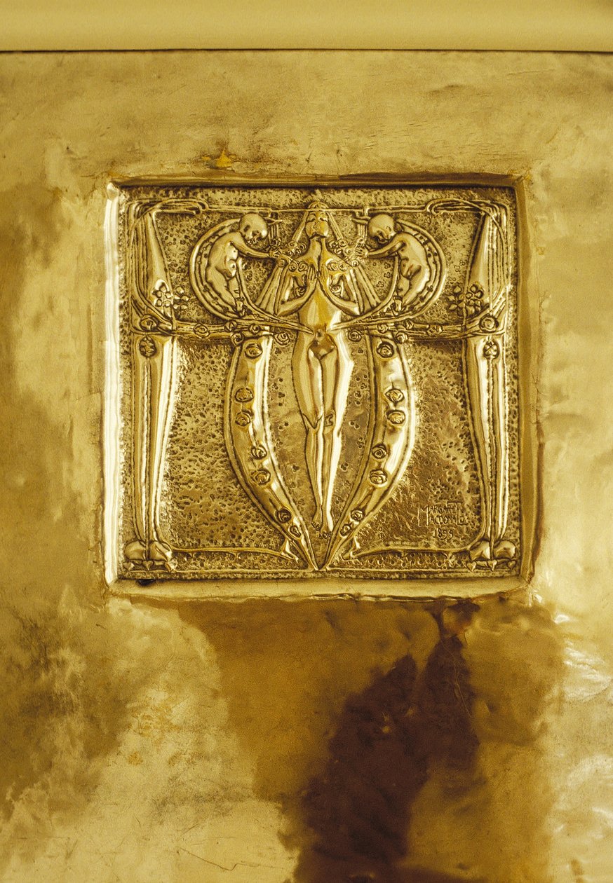 Möbler designade för No. 120 Mains Street, Glasgow, Repousse metallplatta ursprungligen ovanför eldstaden, ca 1900 (metall) av Margaret Macdonald