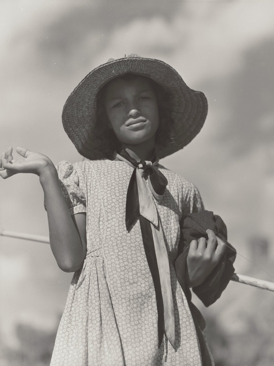 Dotter i en cajunfamilj återvänder hem efter att ha fiskat i Cane River, Melrose, Louisiana av Marion Post Wolcott