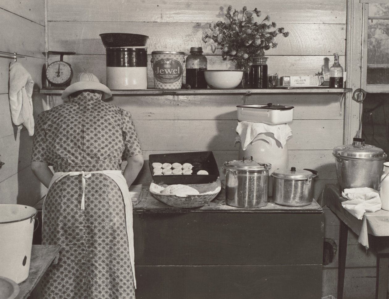 En av familjen Wilkins bakar kex till middag på majshackardagen i Mrs Fred Wilkins hem nära Tallyho, Granville County. North Carolina av Marion Post Wolcott