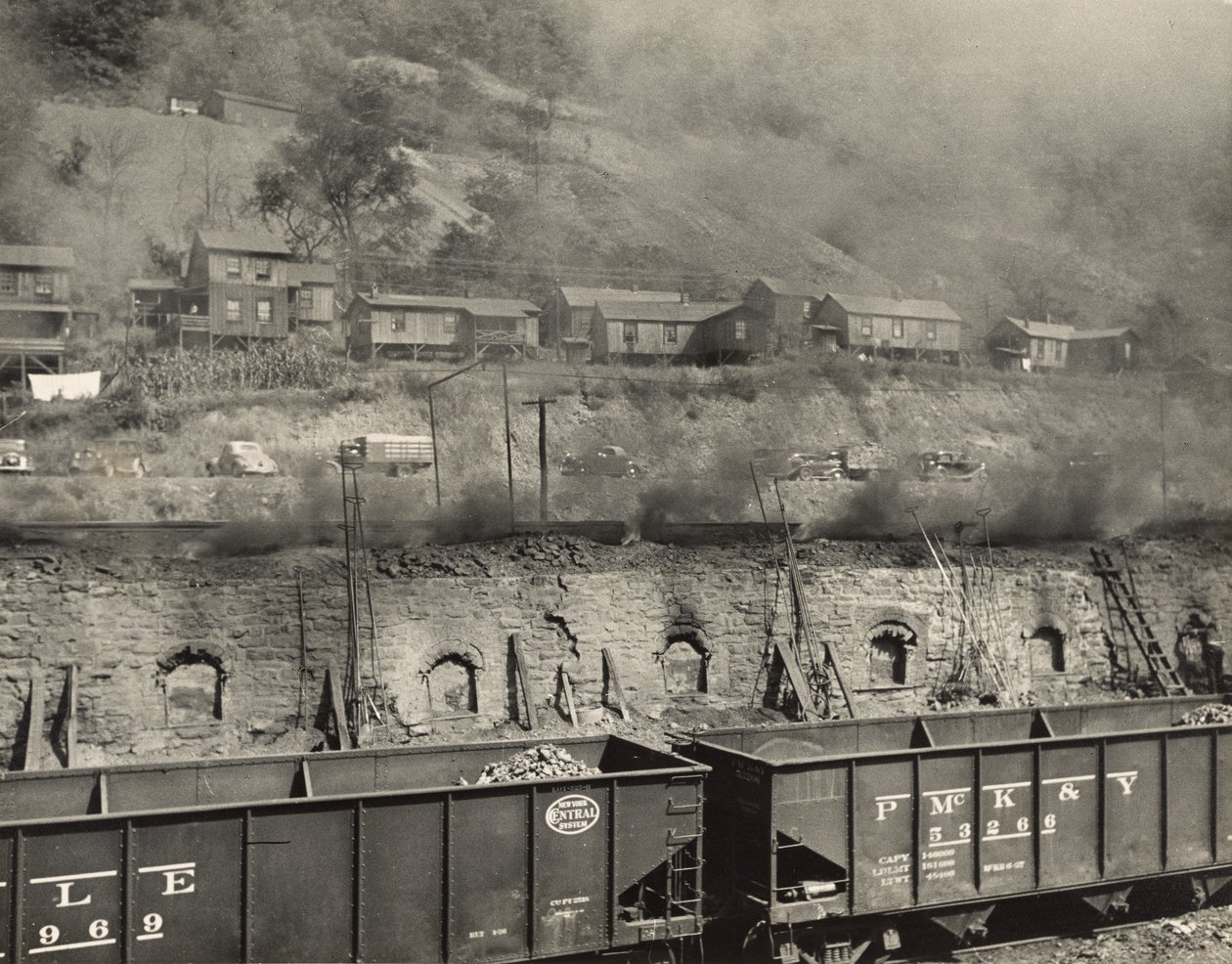 Rök från koksugnar tränger in i gruvarbetarnas hus, Scotts Run, West Virginia av Marion Post Wolcott