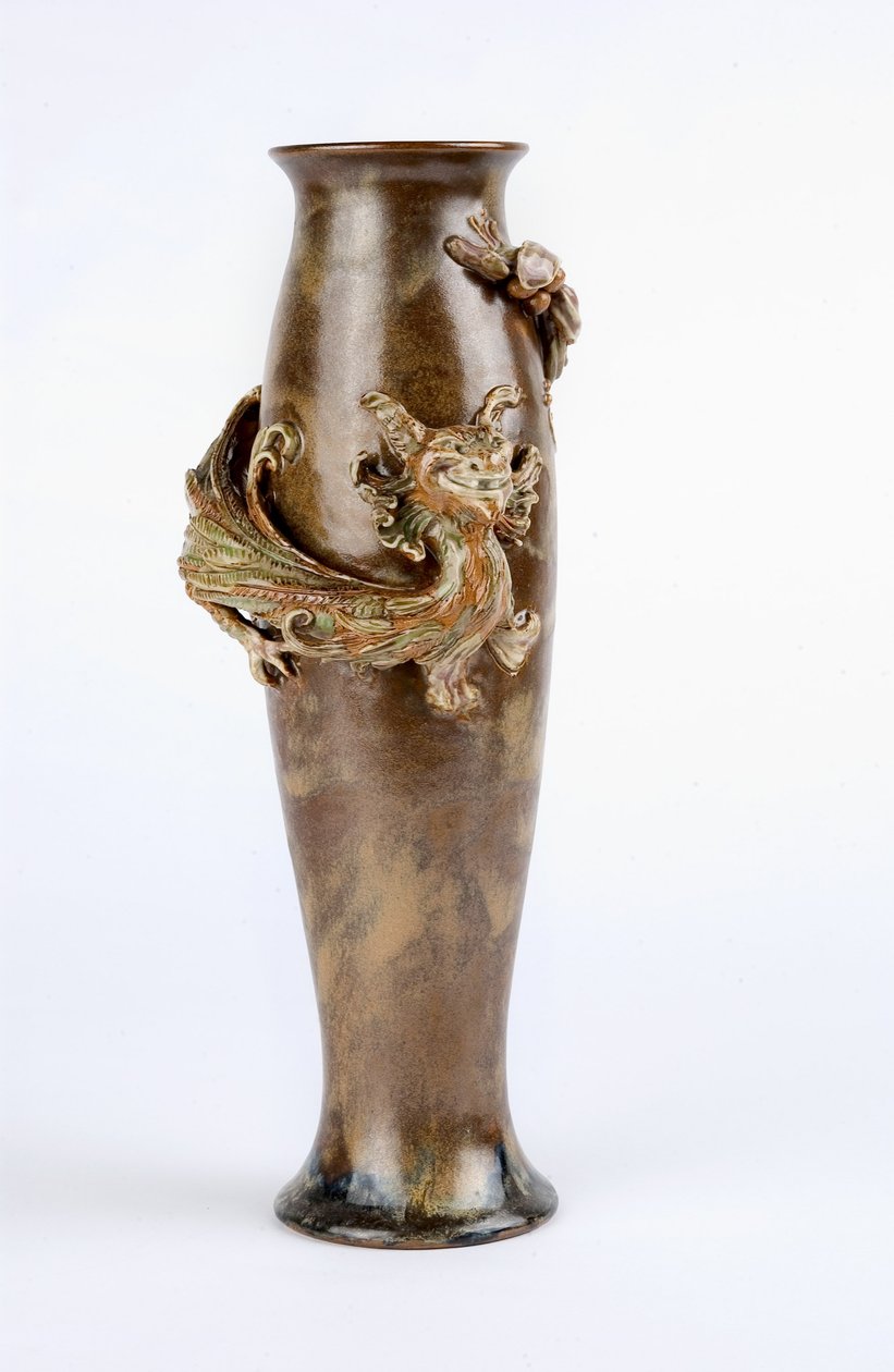 Grön och brun glaserad vas med formpressad drakrelief, Doulton und Co., Lambeth, ca 1905 (stengods) av Mark V. Marshall