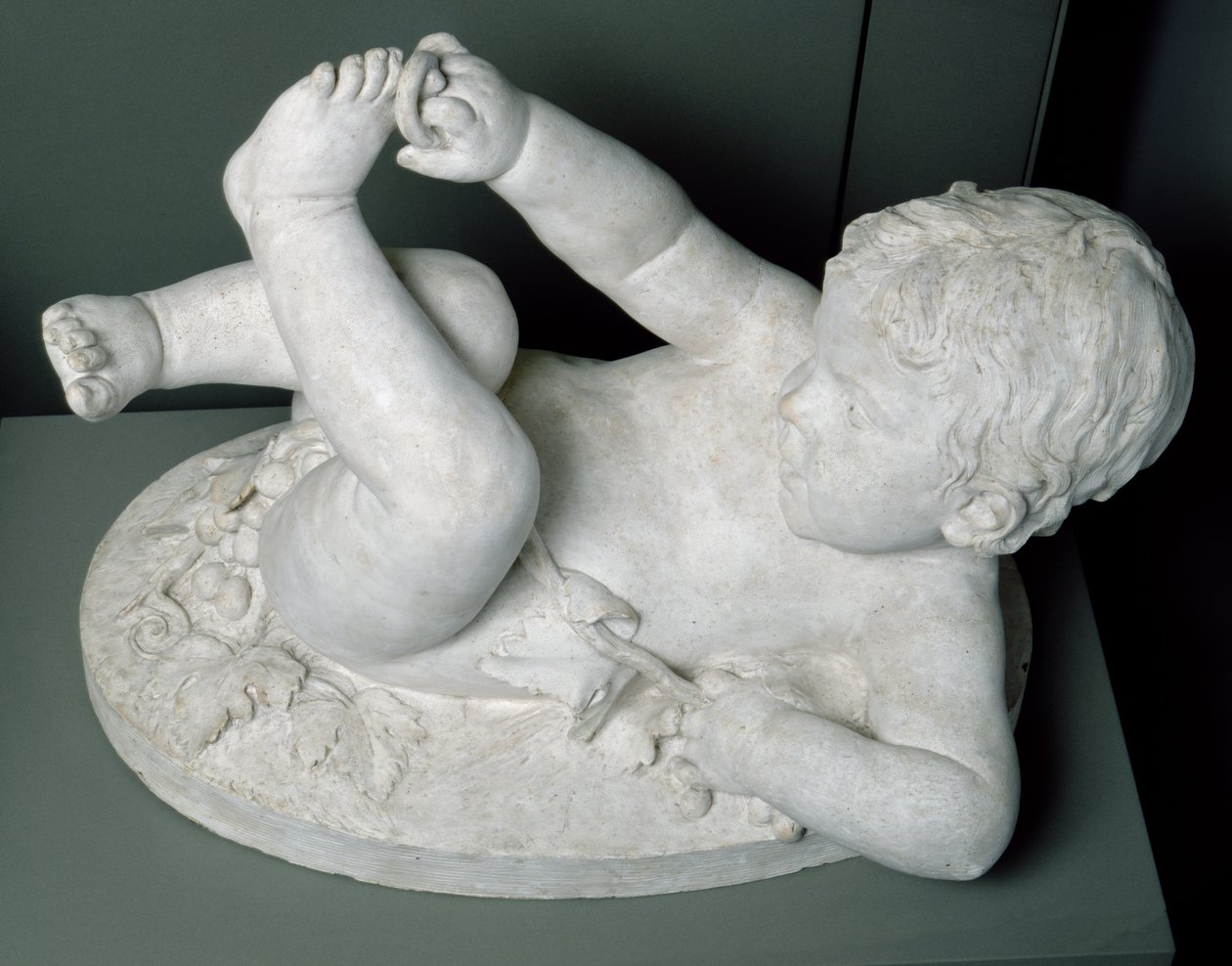 Barn som leker med sin fot, 1779 (marmor) av Martin CLaude Monot