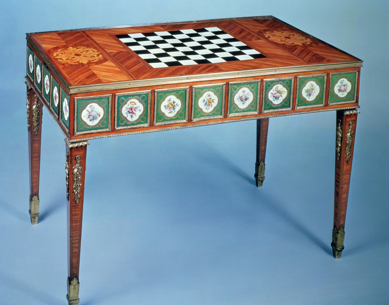Sevres spelbord med porslinsplaketter, 1775 (porslin och tulpanträd) av Martin Carlin