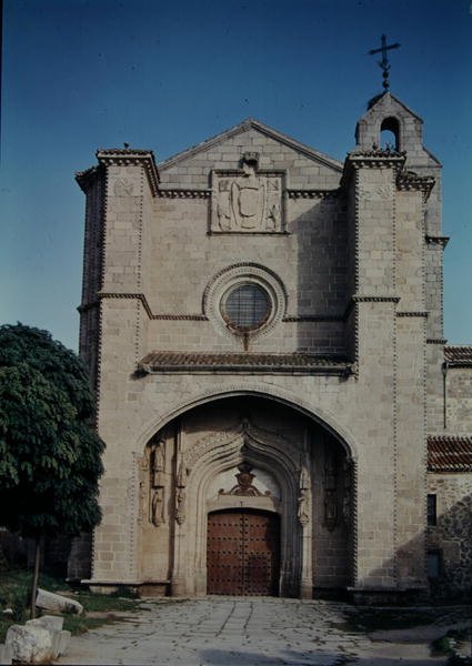 Fasad av Real Monasterio de Santo Tomas, byggd 1482-93 av Martin de Solorzano