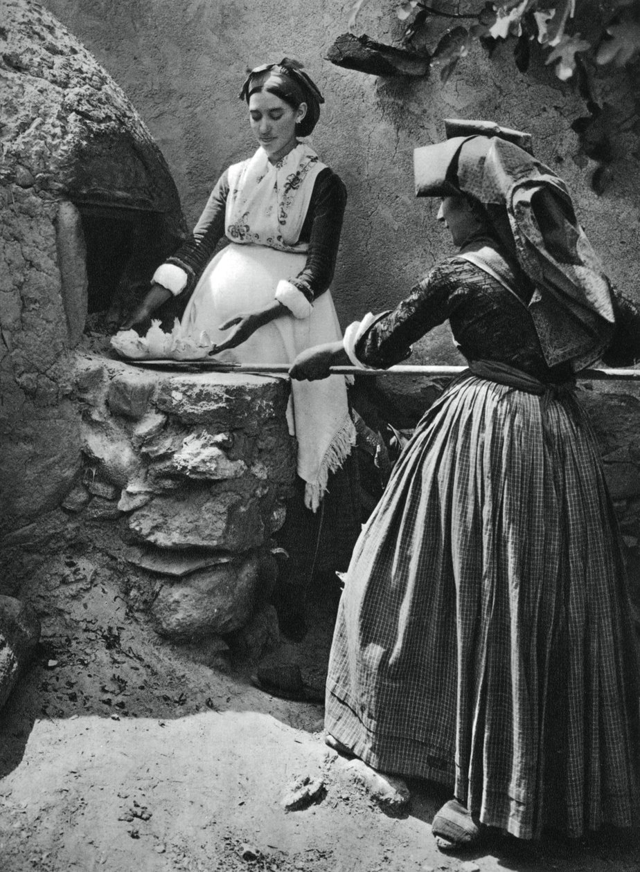 Kvinnor vid ugnen, Sardinien, Italien, 1937. av Martin Hurlimann