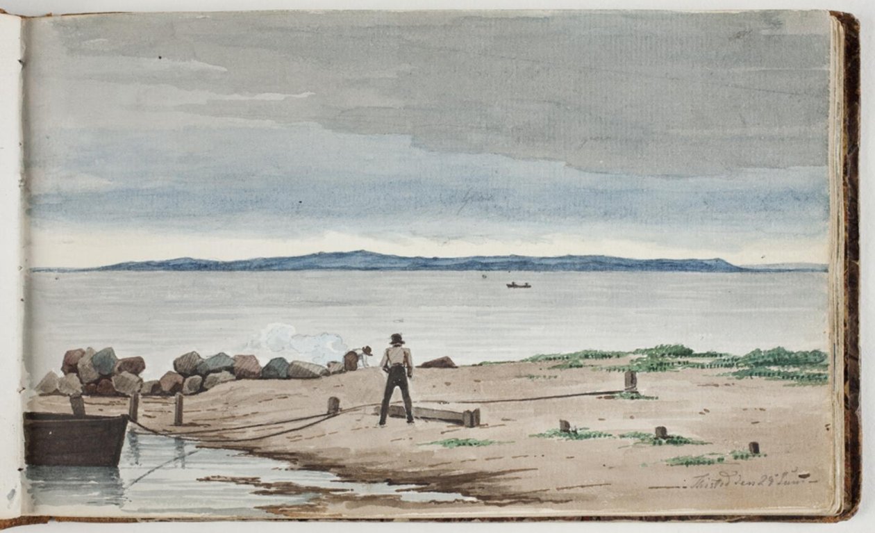 Utsikt mot ett strandlandskap med stormmoln på himlen. Två män arbetar vid en båt och en brand i förgrunden av Martinus Rørbye