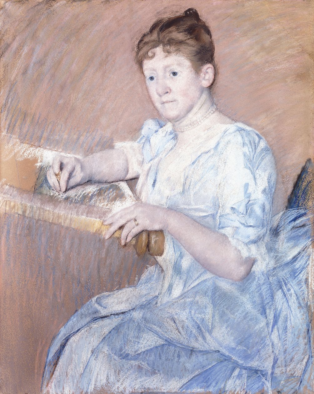 Mrs Alexander J. Cassat i en blå aftonklänning vid en ram av gobeläng, av Mary Cassatt