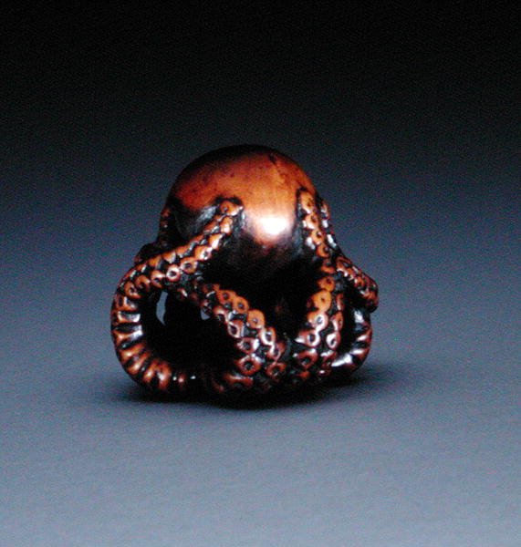 Netsuke föreställande en bläckfisk, ca 1760-70 (trä & inlagt horn) (för framsidan se 193821) av Masanao