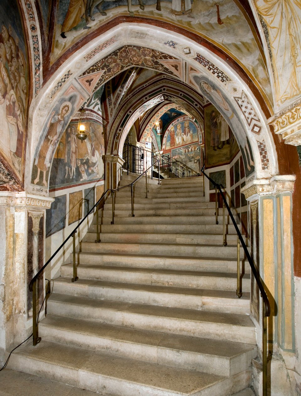 Utsikt över den heliga trappan byggd på order av Abbe Johannes V (Giovanni V) (1060-1121) och dekorerad med fresker av Sacro Specos mästare och hans följe. 1300-talet. Klostret Saint Benedetto (Sacro Speco), Subiaco (Rom), Italien av Master Trecentesco of Sacro Speco School