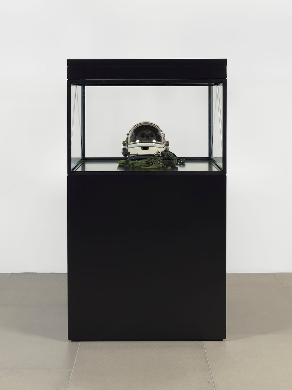 Alpha Omega, 2016 (Glas, LCD-skärm, mediaspelare, replikaskalle, rymdhjälm, trä) av Mat Collishaw