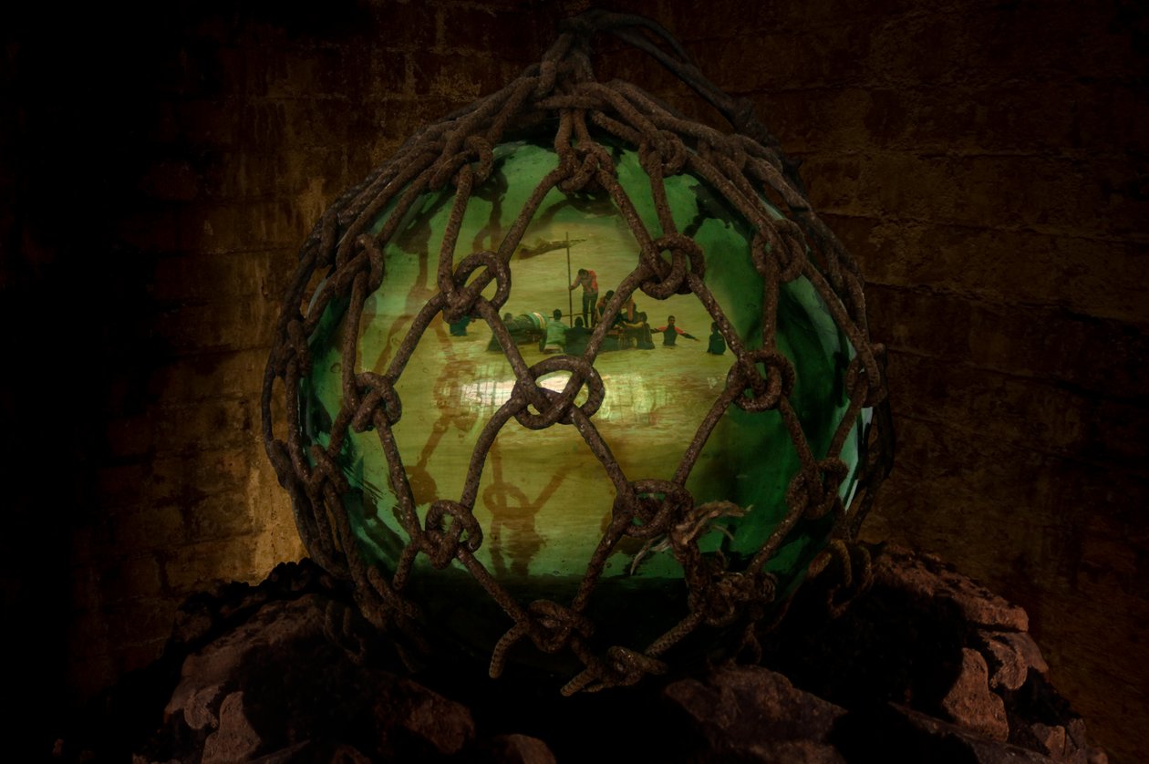 Asylum, 2001 (Glas, rep, vatten, stenar, DVD och videoprojektion) av Mat Collishaw