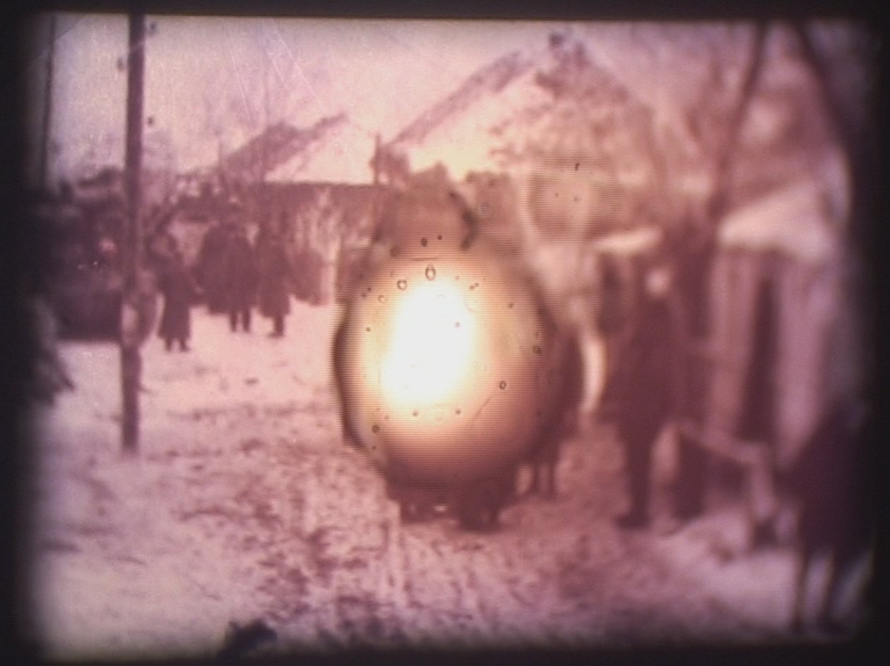 Barbarossa, 2002 (videoprojektor och simulerad diaprojektor) av Mat Collishaw