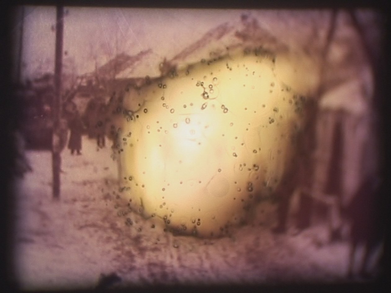 Barbarossa, 2002 (videoprojektor och simulerad diaprojektor) av Mat Collishaw