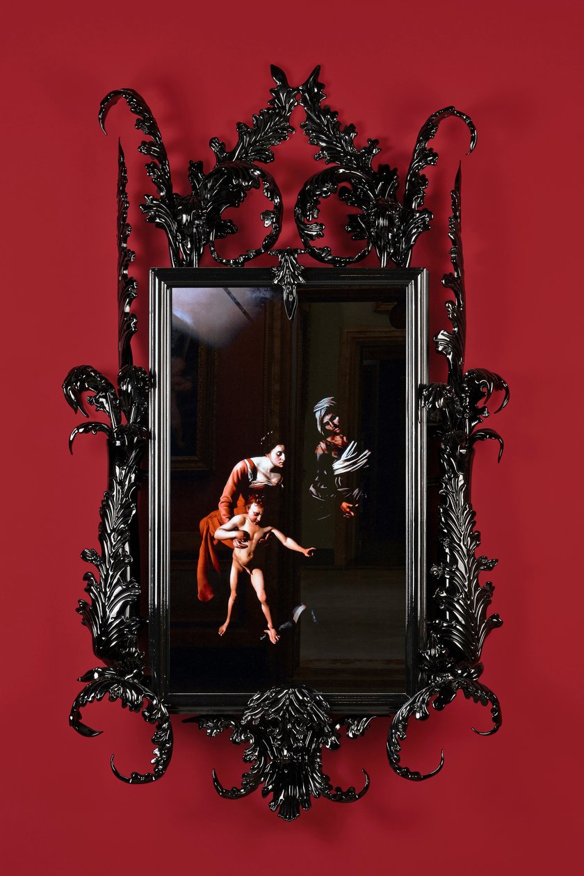 Black Mirror, Leo Minor, 2014 (svart Muranoglas, övervakningsspegel, stål, trä, lack, LCD-skärm och hårddisk) av Mat Collishaw