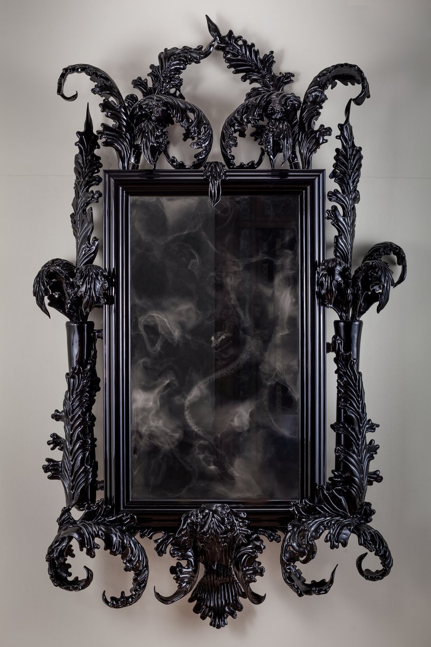 East of Eden, 2013 (svart Muranoglas, övervakningsspegel, stål, trä, lack, LCD-skärm och hårddisk) av Mat Collishaw