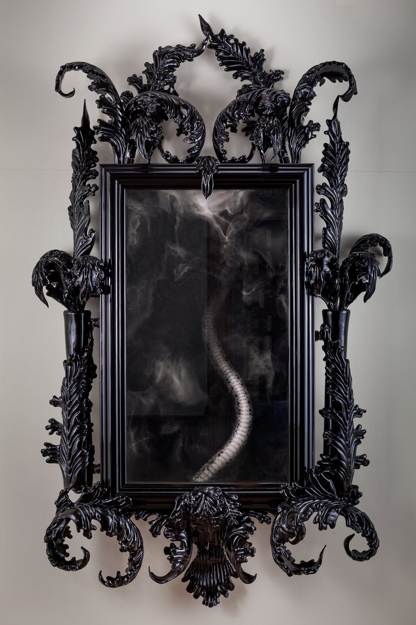 East of Eden, 2013 (svart Muranoglas, övervakningsspegel, stål, trä, lack, LCD-skärm och hårddisk) av Mat Collishaw