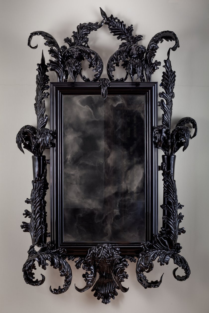 East of Eden, 2013 (svart Muranoglas, övervakningsspegel, stål, trä, lack, LCD-skärm och hårddisk) av Mat Collishaw