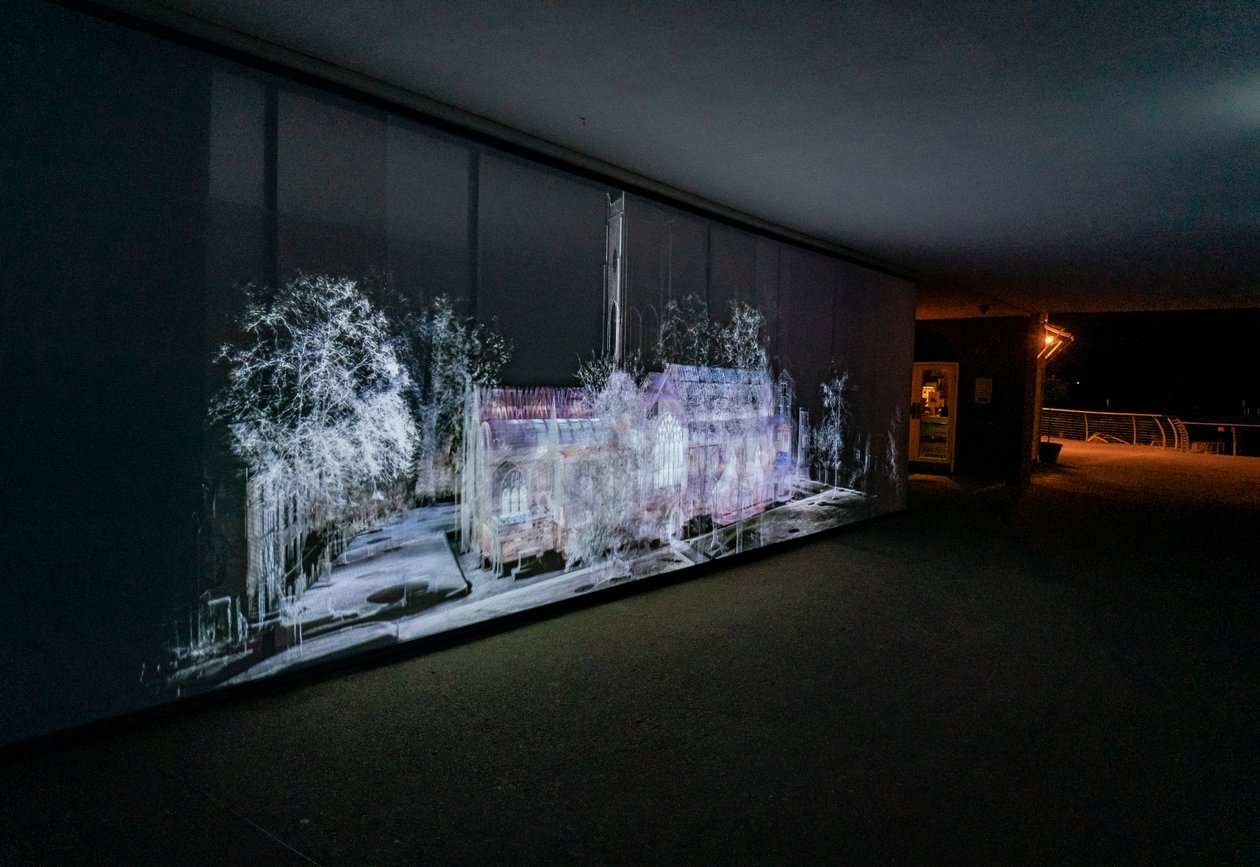Echolocation, 2021 (3-kanals videoprojektion på polypropylenväv) av Mat Collishaw