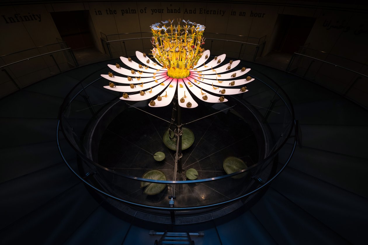 Equinox, 2021 (Akryl, Elektriska kretsar, Hydraulik, Lack, Motor, Färg, Återvunnet harts, Stål) av Mat Collishaw