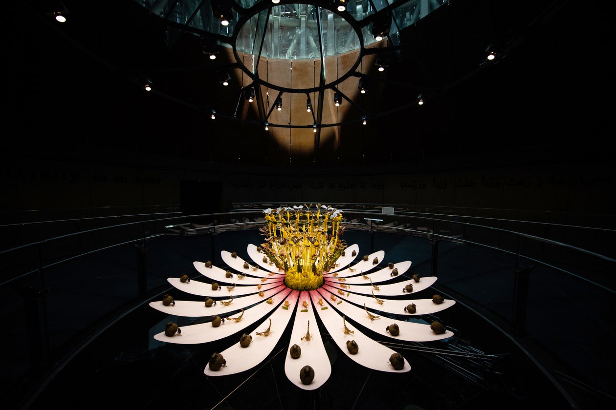 Equinox, 2021 (Akryl, Elektriska kretsar, Hydraulik, Lack, Motor, Färg, Återvunnet harts, Stål) av Mat Collishaw