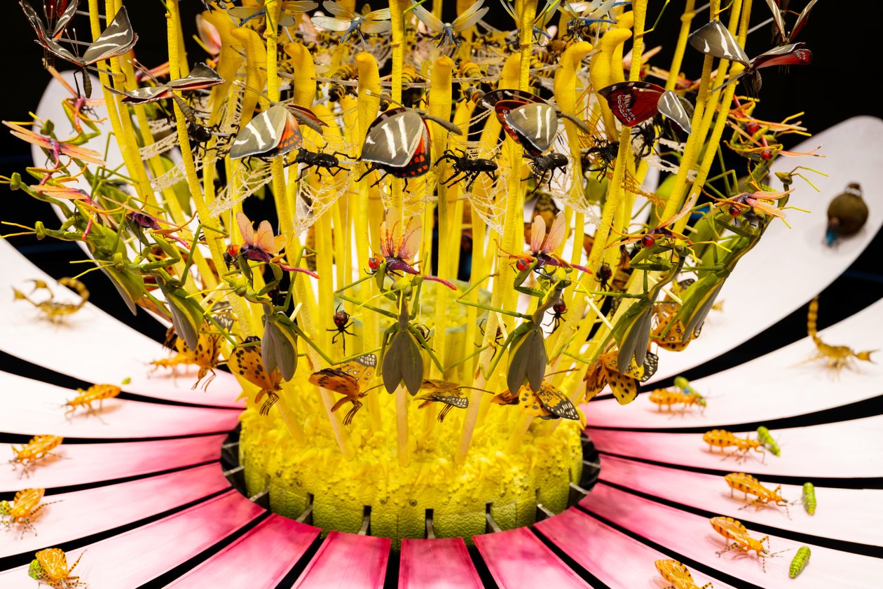 Equinox, 2021 (Akryl, Elektriska kretsar, Hydraulik, Lack, Motor, Färg, Återvunnet harts, Stål) av Mat Collishaw