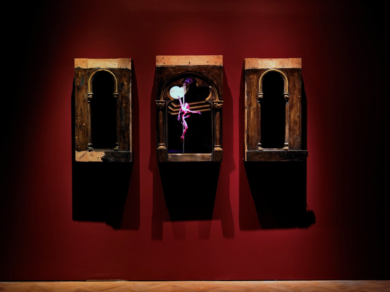 For Your Eyes Only, 2010 (Trä, stål, övervakningsspegel, LCD-skärmar, hårddisk) av Mat Collishaw