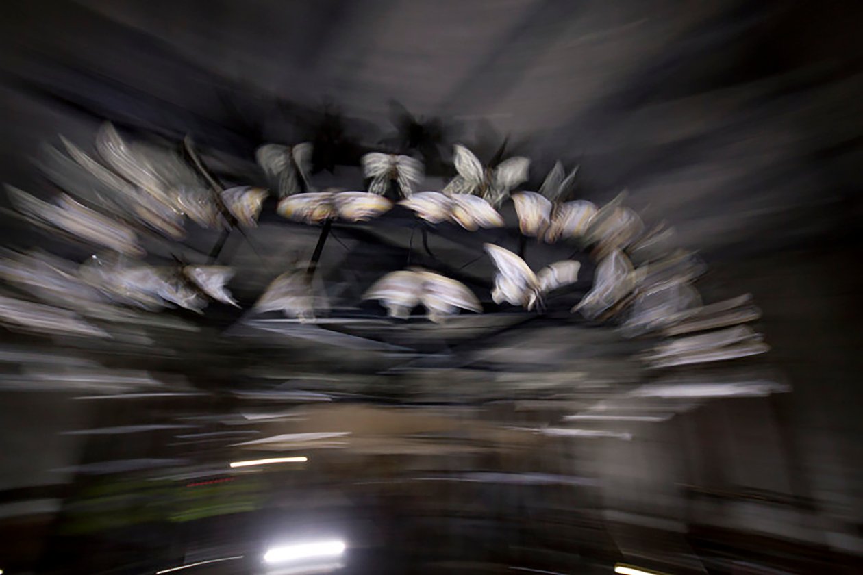 Magic Lantern, 2010 (stålram, perforerad aluminiumplåt, expanderad harts, LED-lampor, motor) av Mat Collishaw