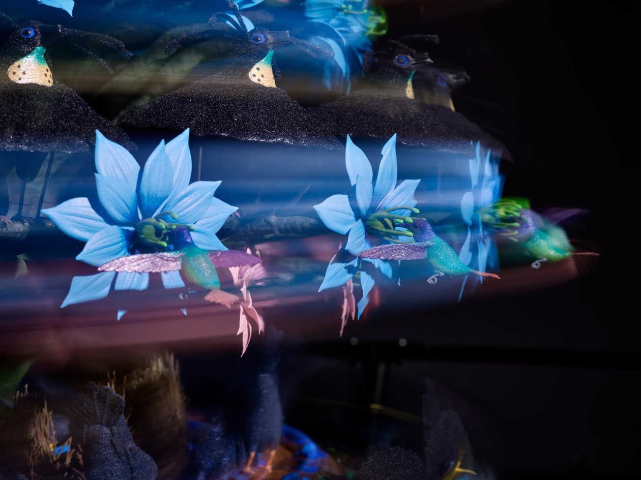 The Centrifugal Soul, 2016 (Akryl, aluminium, stål, LED-lampor, motor, elektroniska kretsar, harts och färg) av Mat Collishaw
