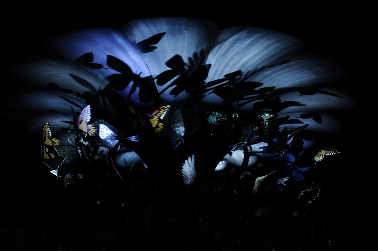 The Garden of Unearthly Delights, 2009 (stål, aluminium, gips, harts, LED-lampor, motor) av Mat Collishaw