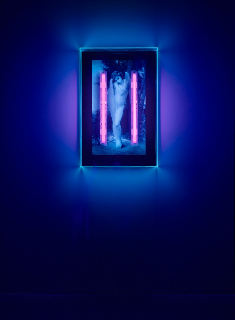 Ultraviolet Angel, 2008 (ultraviolett bläck på plexiglaslåda, 2 ultravioletta neonljus) av Mat Collishaw