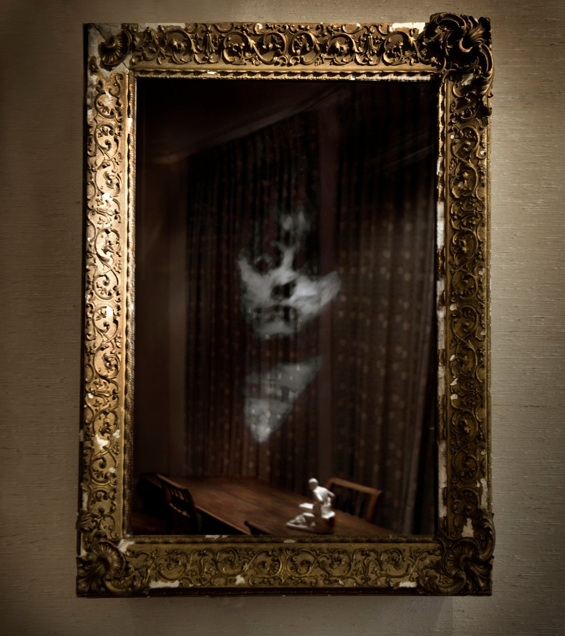 Women Under the Influence, 2009 (antik ram, dubbelriktad spegel, trä, stål, LCD-skärm och hårddisk) av Mat Collishaw