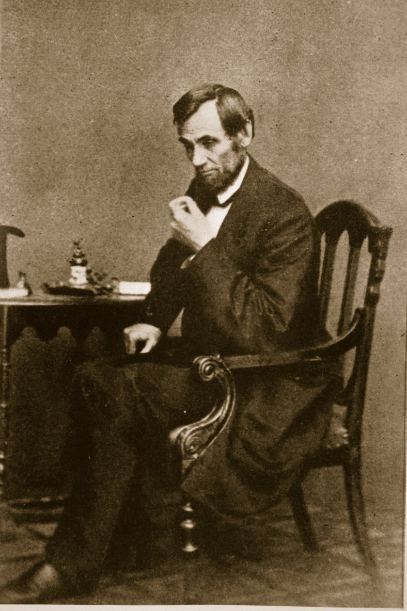 Abraham Lincoln sitter vid ett skrivbord i Washington Gallery, maj 1861 av Mathew B. Brady