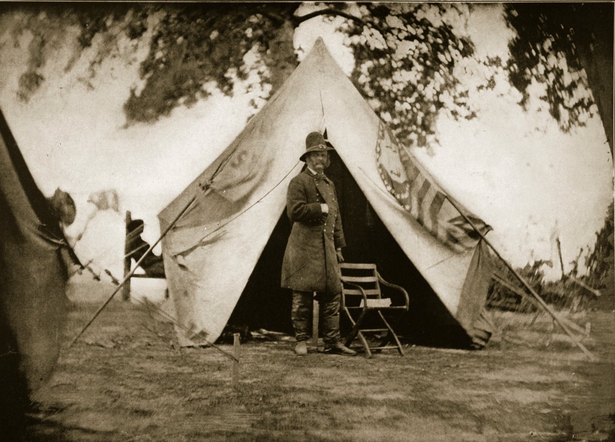 General A. E. Burnside i lägret, 1861-65 av Mathew B. Brady