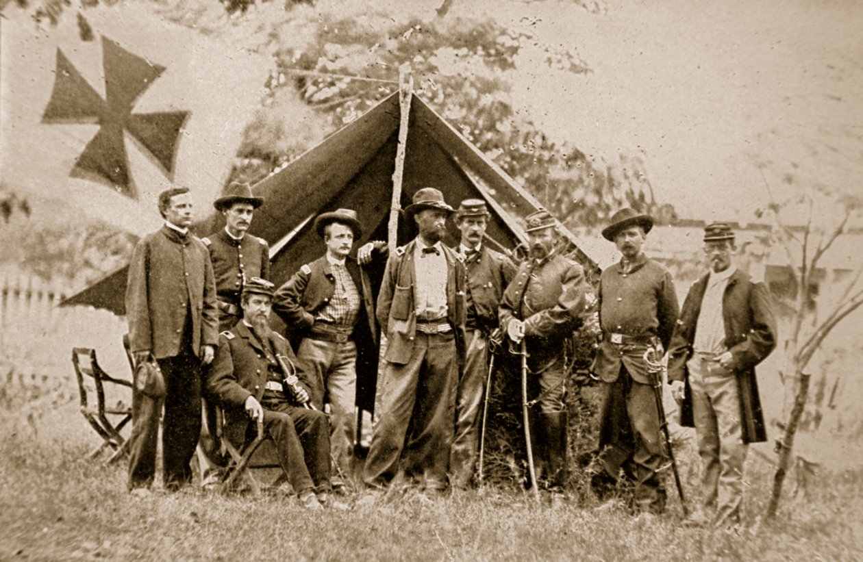 General Charles Griffin och officerare, 1861-65 av Mathew B. Brady