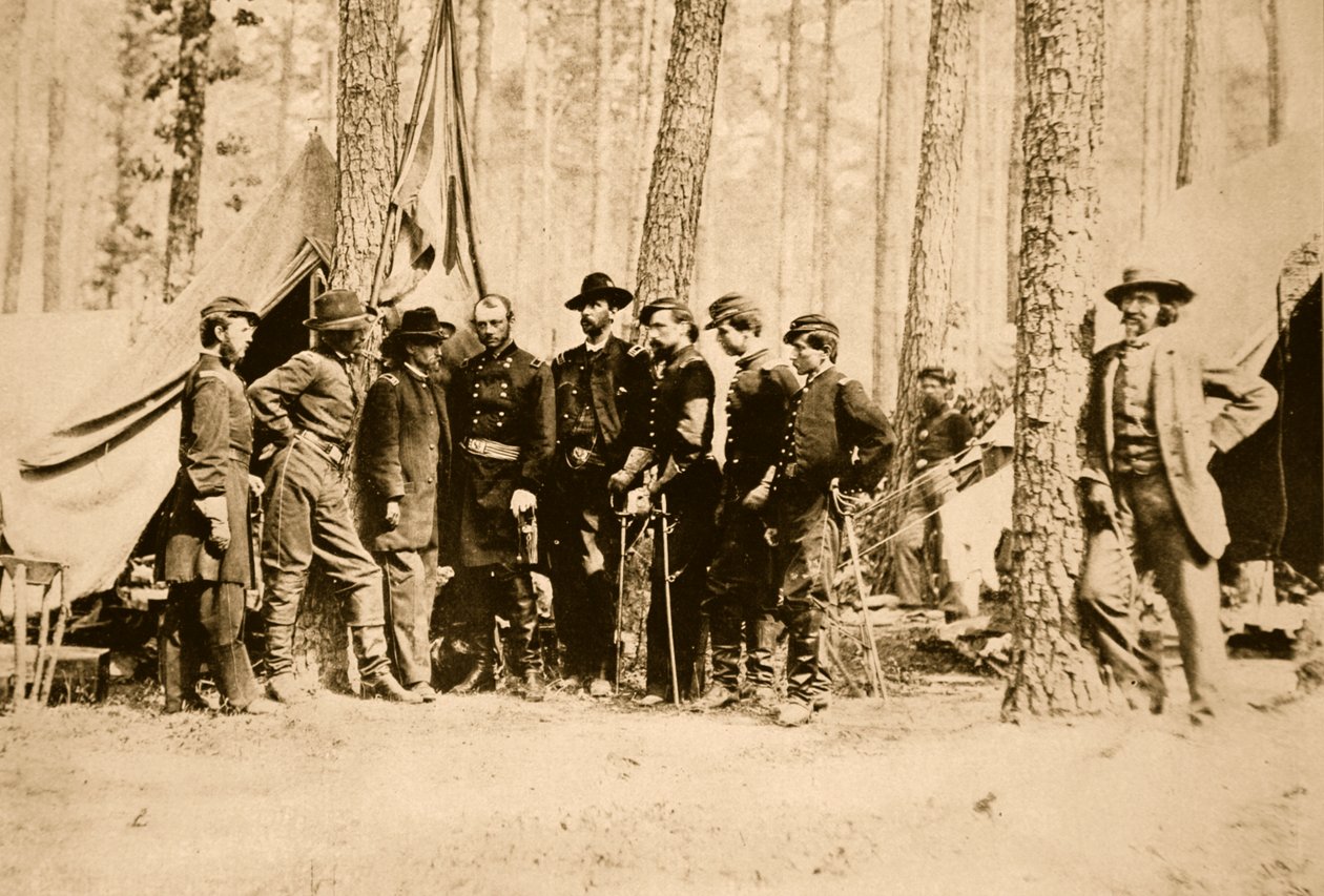 General Potter och personal med Mathew Brady lutad mot ett träd, 1861-65 (sepiafoto) av Mathew B. Brady