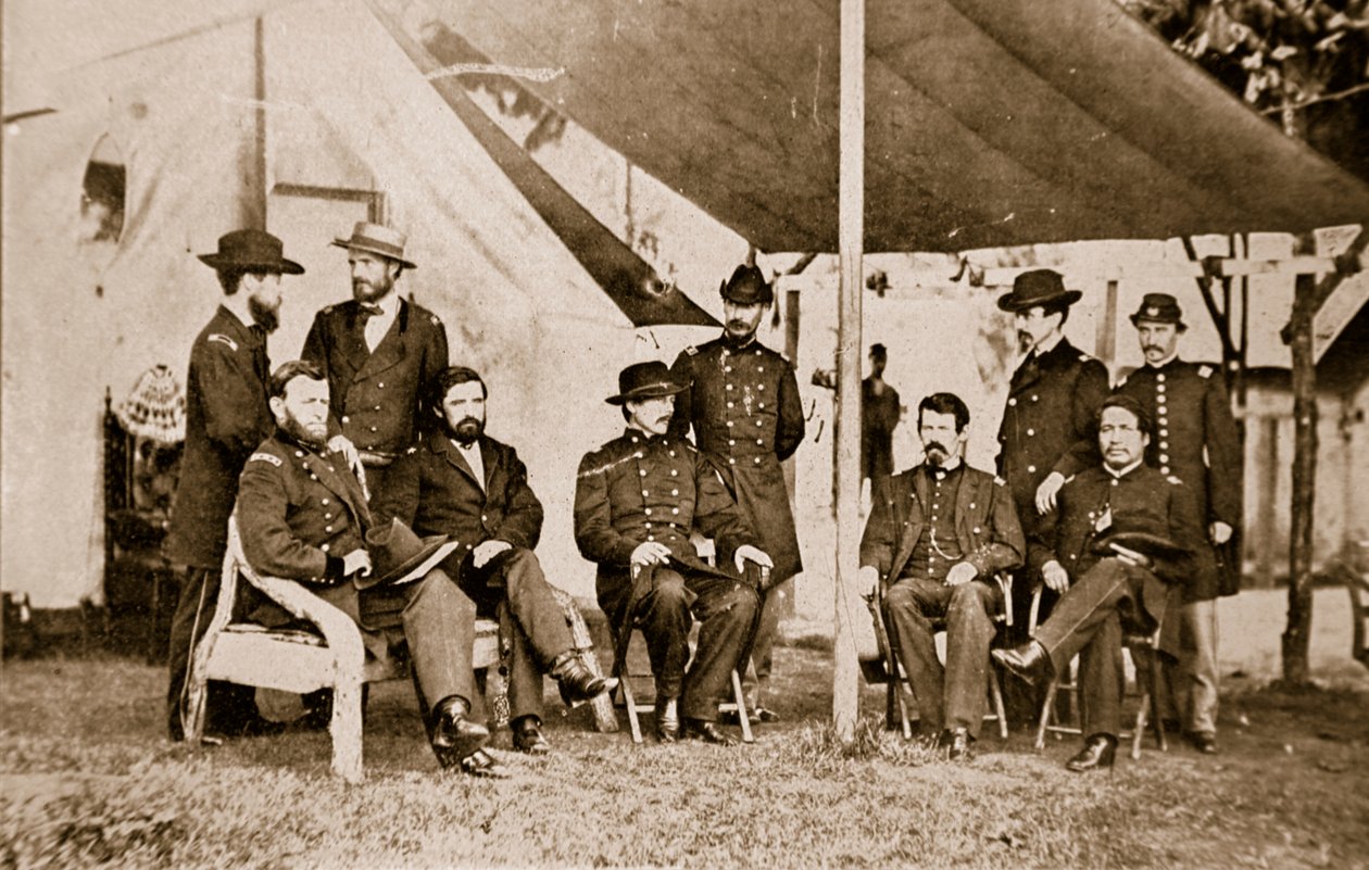Generalerna Grant, Badeau, Rawlins, Comstock och Porter, och överste Duff, F. D. Dent, Robinett och Parker, 1861-65 av Mathew B. Brady