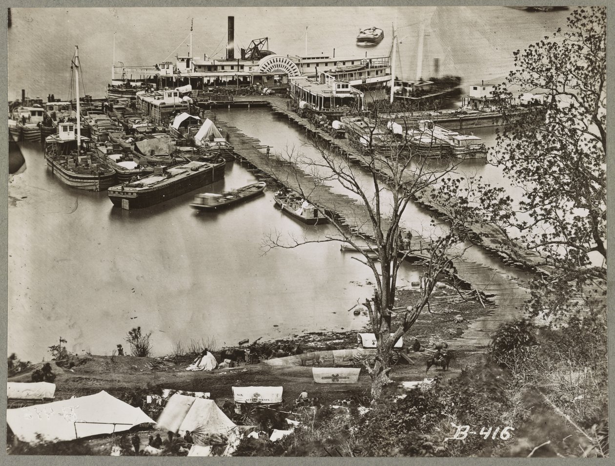 Landning av förnödenheter på James River, Virginia, 1865 av Mathew B. Brady