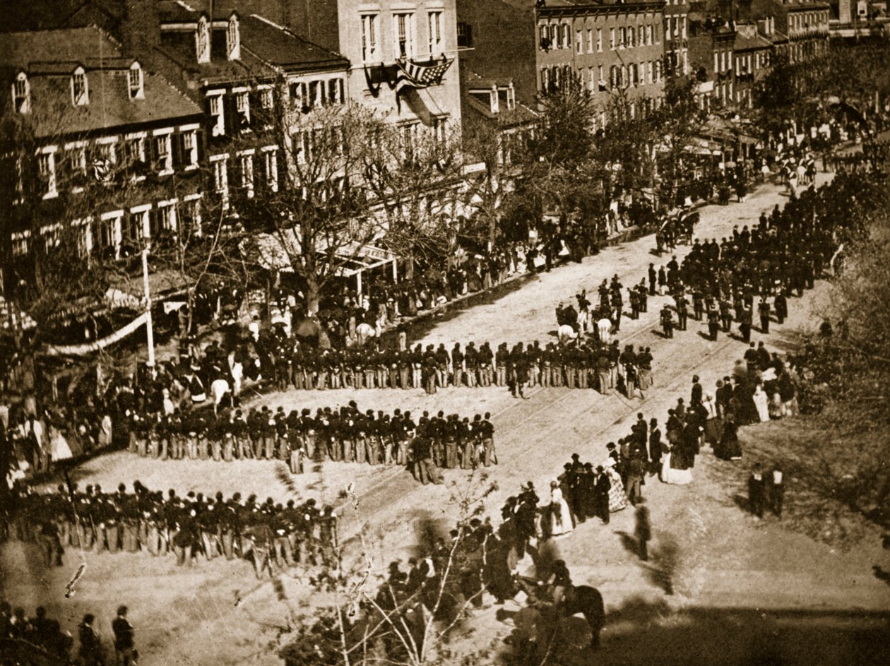 Lincolns begravningsprocession, 1865 av Mathew B. Brady