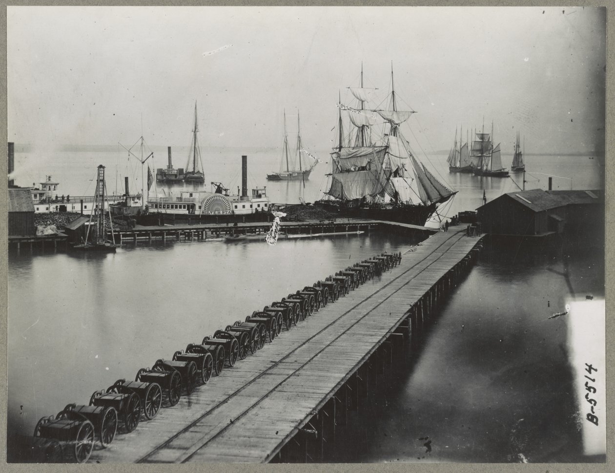 Magazine Wharf vid City Point, Virginia, ca 1865 av Mathew B. Brady