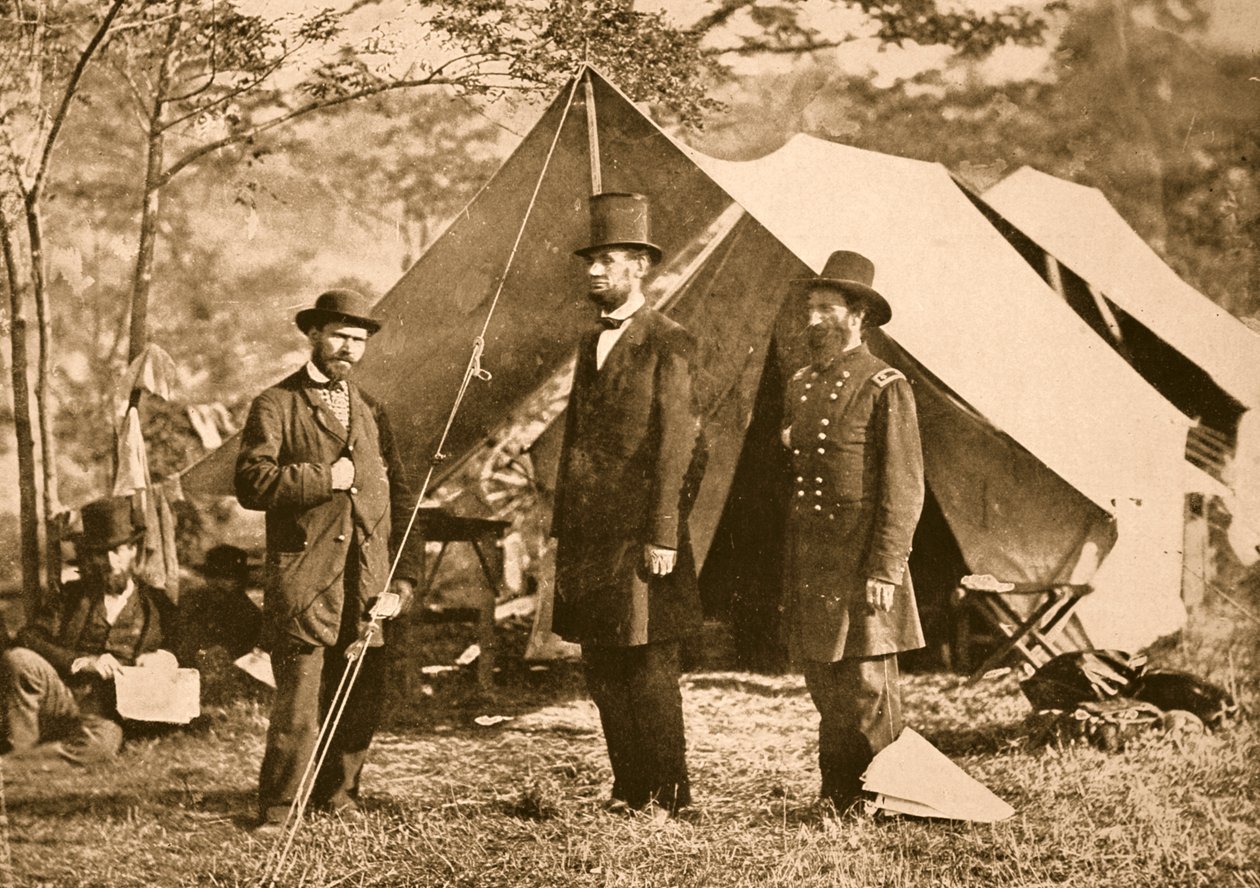 Porträtt av Allan Pinkerton, president Lincoln och major J. A. McClernand, 1862 (sepiafoto) av Mathew B. Brady