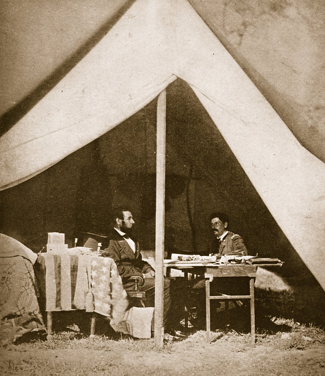 President Lincoln och general McLellan i McLellans tält, Antietam, 4 oktober 1862. av Mathew B. Brady