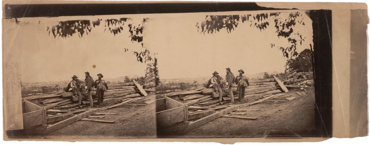3 Reb Prisoners bakom B[reast]works, 1863 (sepiafoto) av Mathew B. Brady