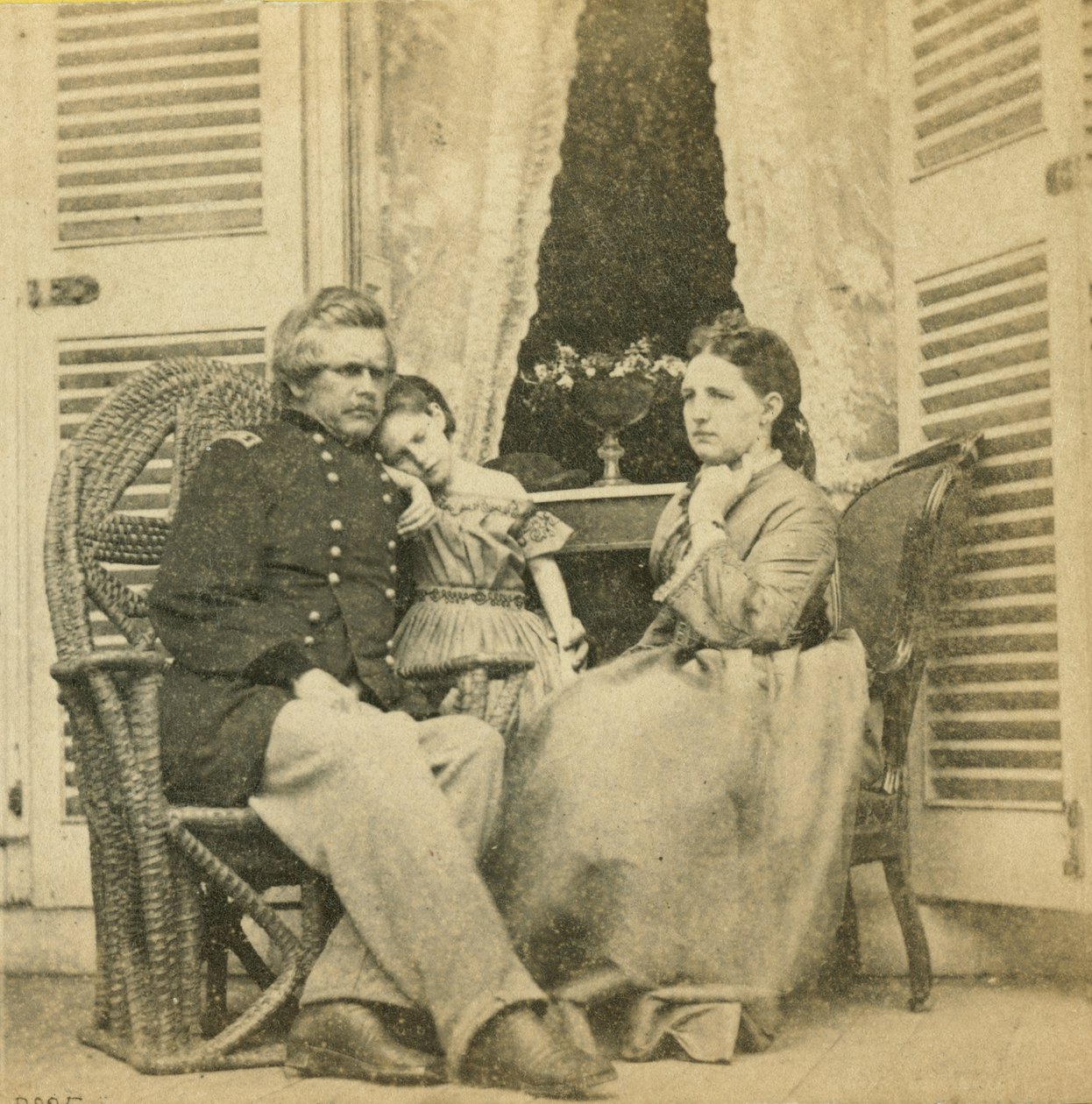 Generalmajor Ord med hustru och barn i Jefferson Davis tidigare herrgård, Richmond, Virginia, 1865. av Mathew B. Brady