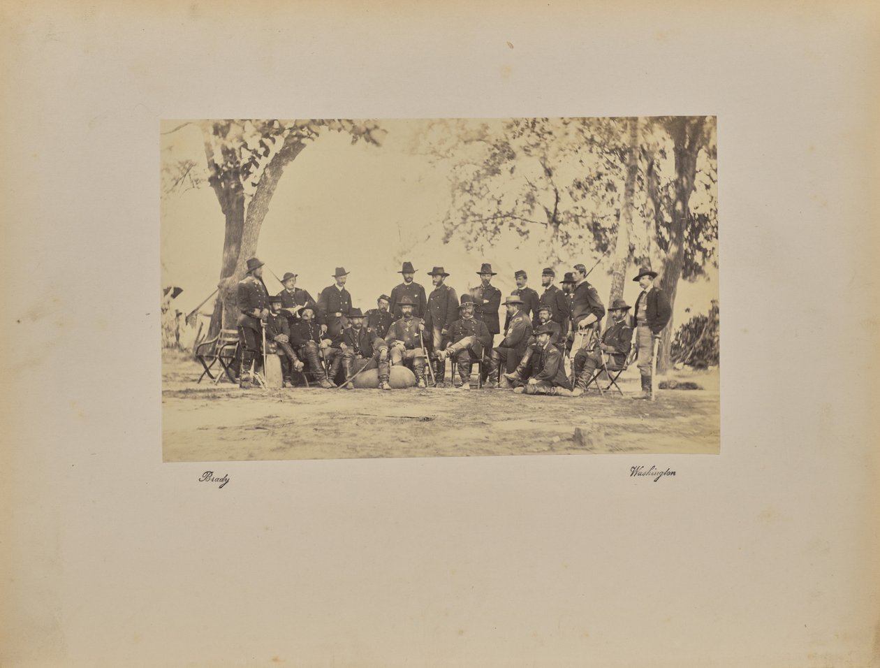 Burnside och medarbetare av Mathew B. Brady