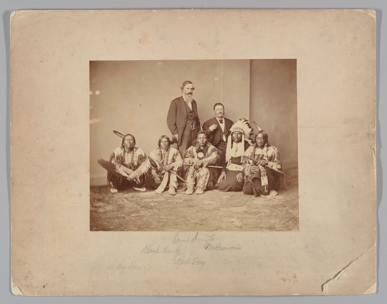 General J. E. Smith och indianer av Mathew B. Brady