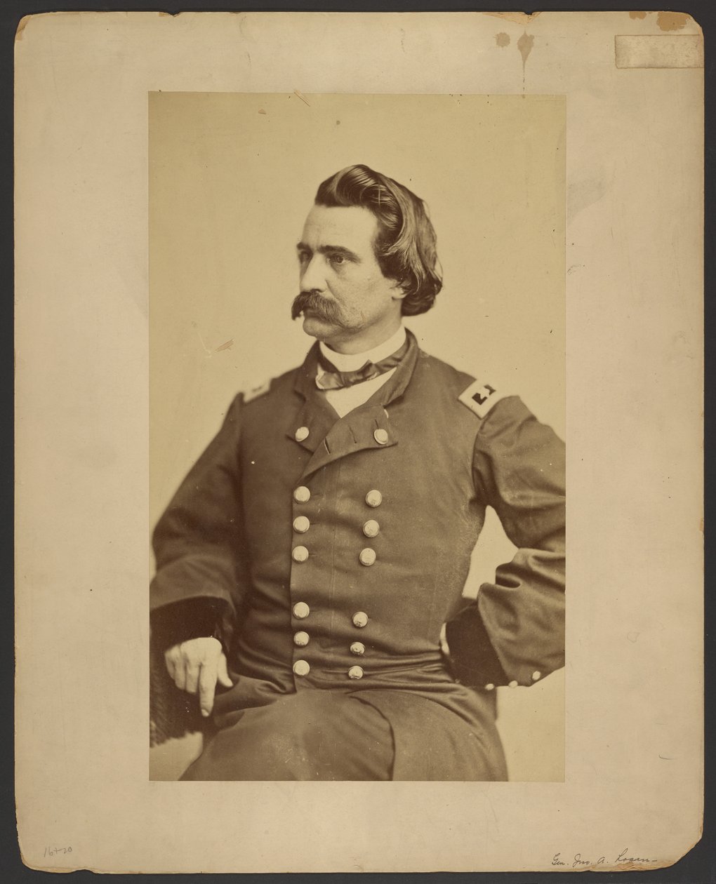 [Porträtt av general John A. Logan] av Mathew B. Brady