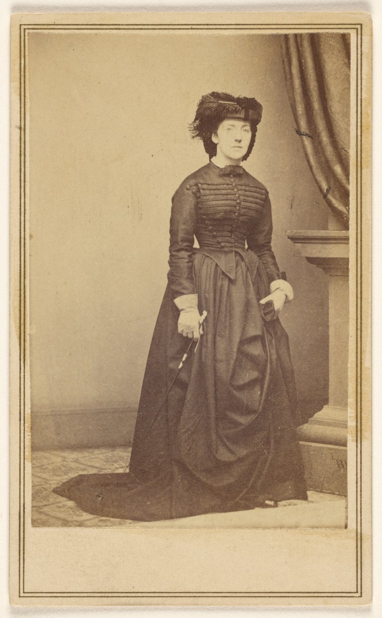 [Oidentifierad kvinna med hatt och lång mörk klänning.] av Mathew B. Brady