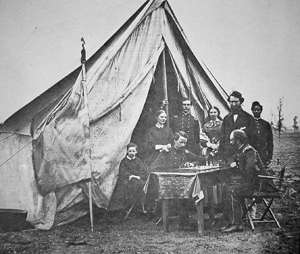 Överste James P. McMahon med familj och vänner som spelar schack vid 164:e New Yorks infanteriregementes högkvarter (s/v foto) av Mathew Brady